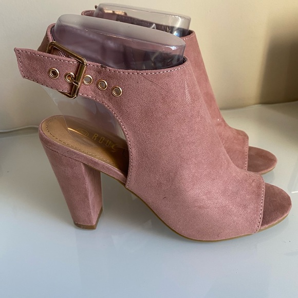 Women’s Open Toe Shoe - Picture 1 of 4